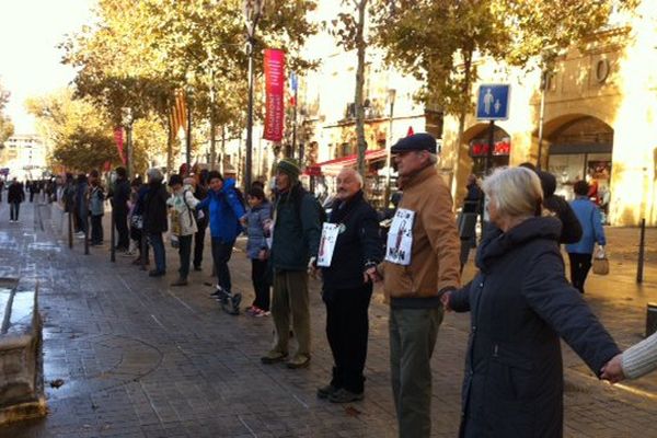 200 personnes forment une chaîne humaine à Aix-en-Provence à la veille de la COP 21