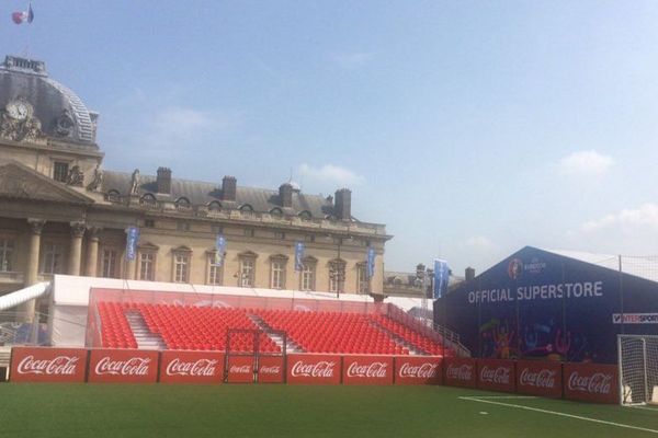 Terrain à réserver pour les amateurs, sur la fan zone du Champ-de-Mars