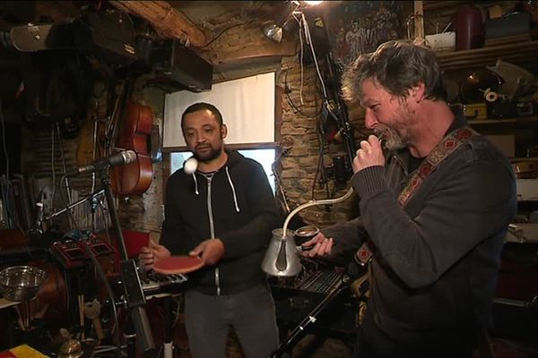 Nel'Son (Christophe Bunel et Rivo Ralison) en pleine répétition dans leur laboratoire musical du sud-manche...