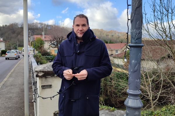 Pour Nicolas Datas-Tapie, maire de Tournay dans les Hautes-Pyrénées, les guirlandes de Noël sectionnées, cela ressemble fort à un acte délibéré. La municipalité a porte plainte contre X pour vandalisme et lance un appel à témoins.