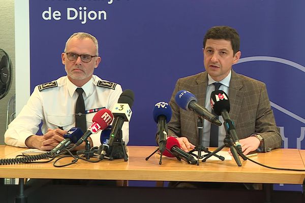 Le procureur de la réublique de Dijon Olivier Caracoth (à droite) a donné une conférence de presse ce 17 mars sur les suites de la procédure judiciaire.