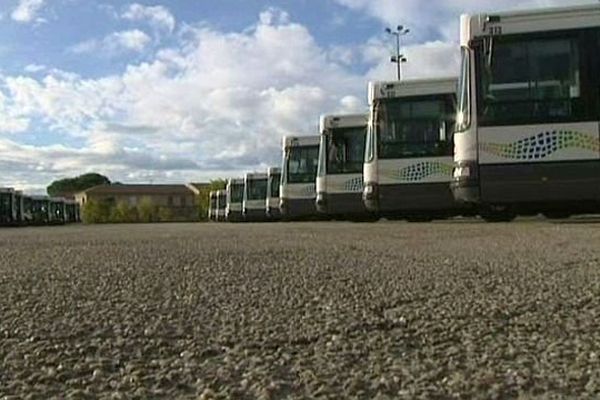 Nîmes - les bus Tango à l'arrêt - 2013.