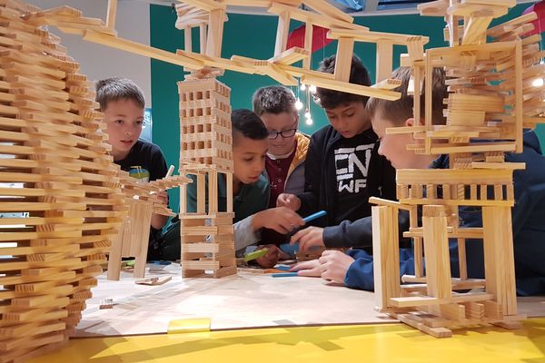 Les enfants de l'école primaire de Lingolsheim ont été les premiers à tester ce matin les nouvelles expériences proposées par le Vaisseau.