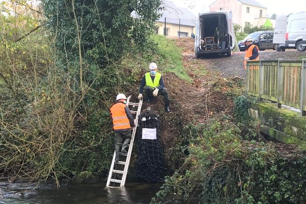 Des filets de rétention de déchets sont posés à Sizun