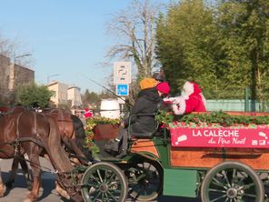 Le Père Noël arrivant dans le quartier des Izards à Toulouse.