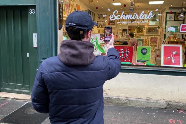 Le jeune graphiste messin Max Gomes a conçu une vitrine en réalité augmentée avec les artistes du collectif Schmirlab.