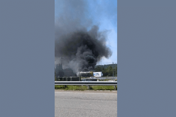 Ce samedi, un camion transportant des légumes a pris feu sur l'A36 près de Montbéliard, à la sortie Exincourt