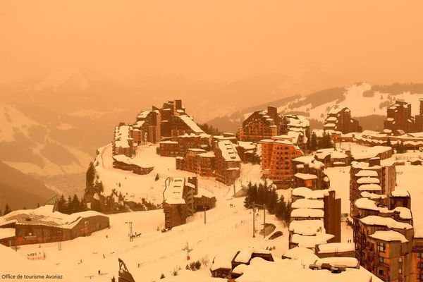 La station d'Avoriaz le 8 février 2021, lorsque des masses d'air venues d'Afrique du Nord ont transporté du sable saharien dans les Alpes.