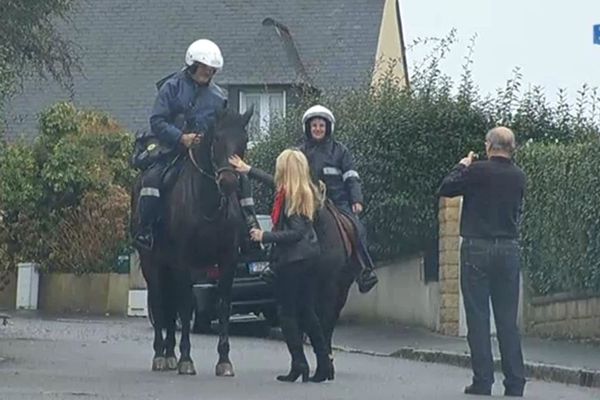 Ce facteur brestois et passionné d'équitation a effectué sa dernière tournée avant la retraite...à cheval !