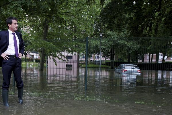 Manuel Valls en visite aux sinistrés des inondations à Crosne dans l'Essonne le 4 juin 2016