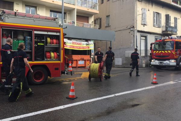 Pompiers devant une concession de Cagnes-sur-Mer où un feu s'est déclaré, le 4 mai 2018