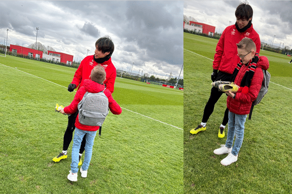 Le joueur Ito, du Stade de Reims a offert à Aïssa une paire de crampons dédicacée.