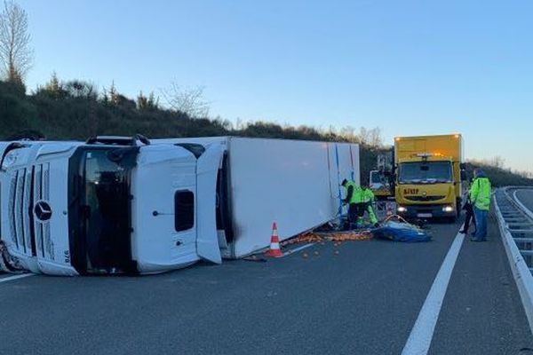 Le poids lourd couché sur l'A20 à hauteur de Caussade