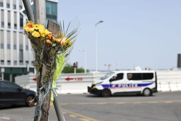 Fleurs déposées ou la voiture s'est encastrée, rue Nationale à Nanterre, après la mort d’un jeune homme de 17 ans.
