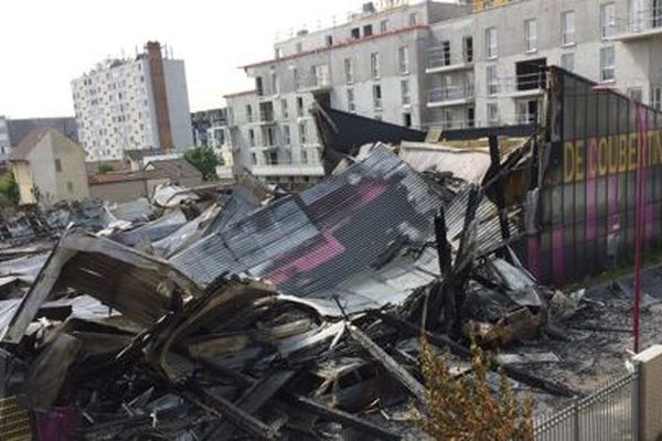 Un gymnase incendié, à Bezons, dans le Val-d'Oise.