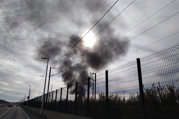 Un épais nuage noir en visible depuis la route du bord de mer à Antibes.