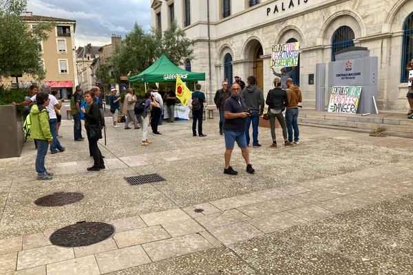 Rassemblement de Greenpeace devant le tribunal de Valence (Drôme) le 29 juin 2021