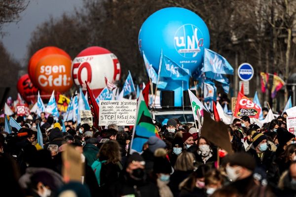 La grève est lancée par l'intersyndicale pour réclamer des mesures en faveur du pouvoir d'achat face à la hausse des prix (photo prise à Paris lors de la grève de l'Éducation nationale le 13 janvier).