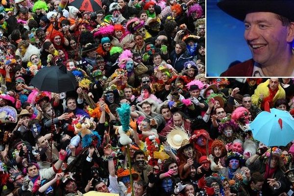 foule de carnavaleux au pied de l'hôtel de ville de Dunkerque (2014)