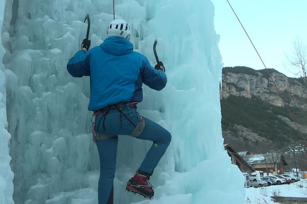 La cascade de glace ne voit pas le soleil de l'hiver.