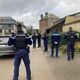 Les gendarmes sécurisent la sortie des enfants de l'école de Wasigny, mardi 26 novembre.