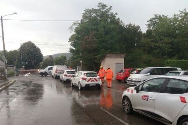 Caténaire arrachée à Saint-Maurice-de-Beynost: les personnels sncf en intervention sur place