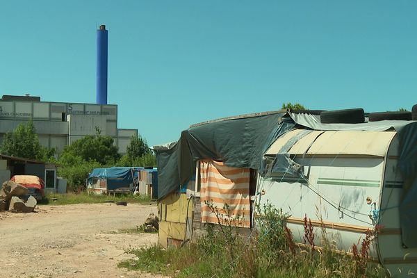 Une centaine de familles roumaines vivent dans le bidonville de la Praire de Mauves, à Nantes