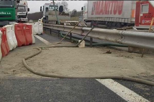 Même si le trou a été comblé il y a 10 jours, la chaussée de l'autoroute A13 est toujours en chantier, à l'origine des embouteillages.