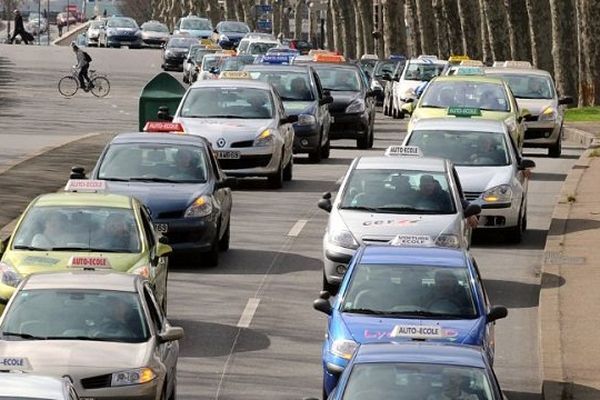 Les moniteurs d'auto-écoles ont l'intention de bloquer les villes. 