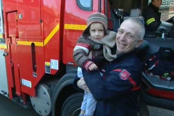 Noa, 5 ans, dans les bras des pompiers "ses héros".