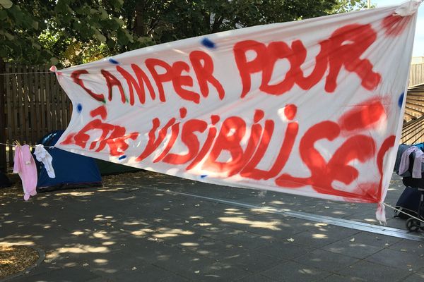 Environ 120 personnes ont installé un campement dans le parc de la Villette.