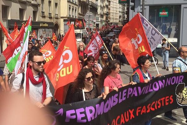 Partis de la place des Terreaux, les manifestants antifa sur le quai de la Pêcherie (Lyon - 26/5/18)