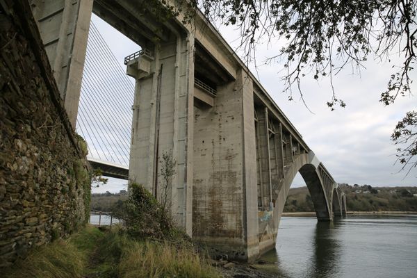 Ouvert sur la rade de Brest, le pont Albert Louppe relie le Relecq Kerhuon à Plougastel-Daoulas. Il est construit à 42 mètres de hauteur.