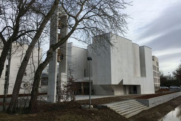 L'église Anastasis a été imaginée par un architecte de renommée internationale, le Portugais Àlvaro Siza