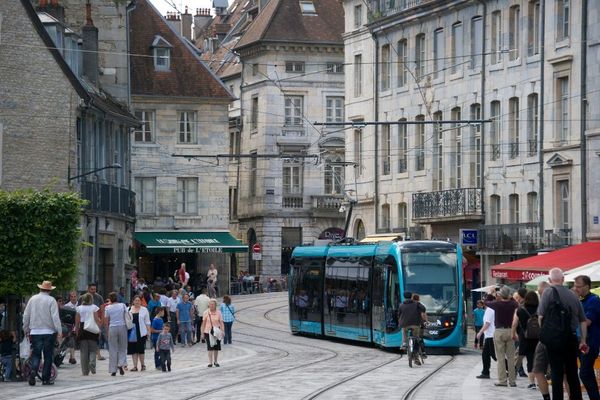 Le centre-ville de Besançon possède un ensemble remarquable de façades du 18ème siècle, particulièrement harmonieuses et homogènes. 