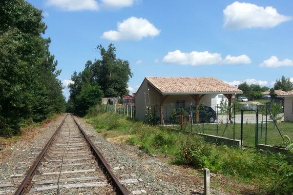 Plusieurs maisons bordent la voie de chemin de fer