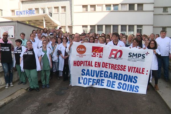 Le personnel est inquiet de la situation financière de l'hôpital.