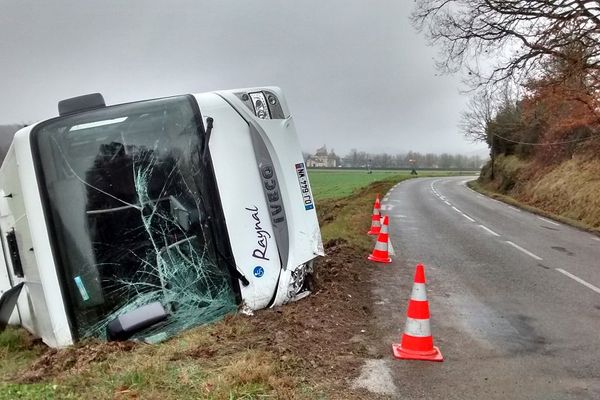 Le bus a fini dans le fossé