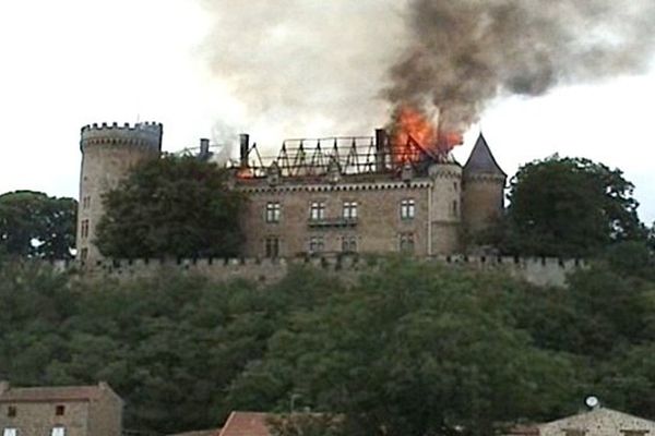 Le château de Paulhac en feu, le 29 juillet dernier (Document amateur)