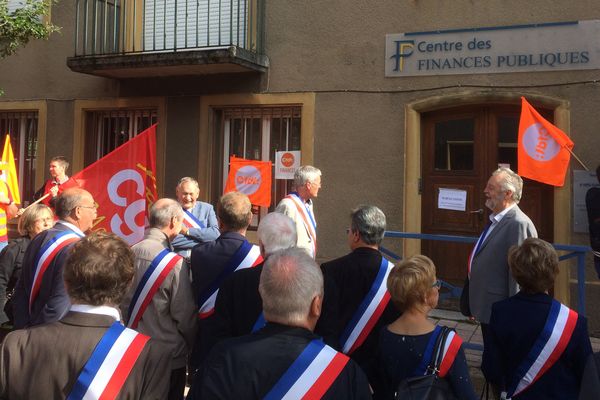 Une vingtaine d'élus ont manifesté pour défendre la trésorerie d'Ars sur Moselle ce mardi 5 septembre 2017