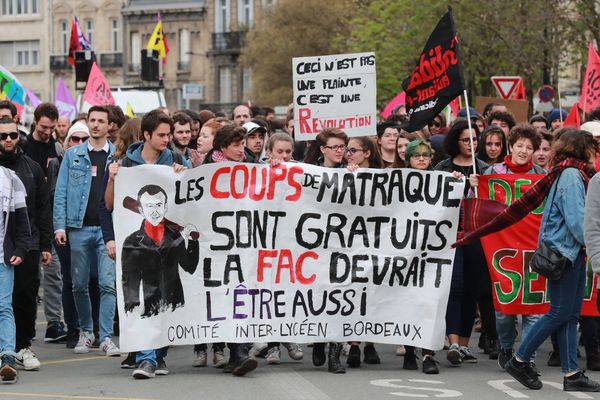 Quelques 400 cheminots ont défilé dans les rues de Bordeaux, rejoints par les étudiants, gasiers et postiers, mardi 3 avril.