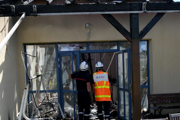 Les agents de la cellule départementale de Recherche des causes et circonstances des incendies de forêt (RCCI), gilet fluo sur le dos, reviennent sur les zones de feu pour en trouve l'origine.