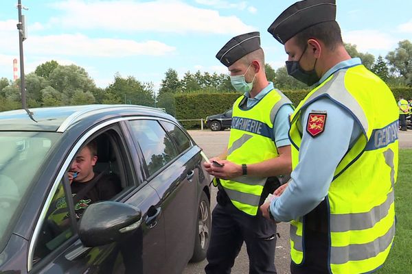 Gendarmes effectuant une opération de contrôle "antistups" sur une route de Normandie en septembre 2020