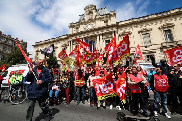 Plus d'une centaine de manifestants réunis devant la préfecture de Montpellier vendredi midi. Vendredi 14 avril 2023.