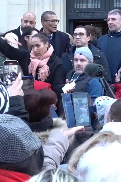 Les locataires rassemblés samedi  devant l'hôtel de Ville de Saint-Ouen réclament des comptes au maire de la commune.