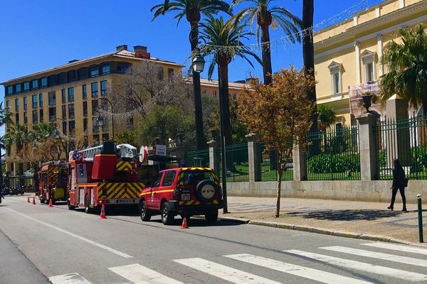 Lundi 15 avril, une fuite de gaz a été détectée au niveau du 4 Cours Napoléon. L'artère est fermée à la circulation. 