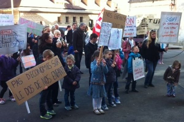 Une manifestation contre la carte scolaire dans l’Yonne est organisée devant la préfecture à Auxerre jeudi 10 avril 2014