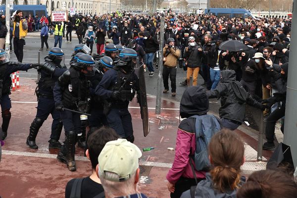 La place Bellecour a été encerclée par des cordons de CRS en fin d'après-midi à Lyon