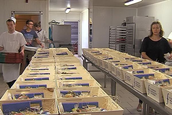 Dans les coulisses des Flâneries musicales de Reims, 800 paniers pique-nique sont en train d'être préparés pour le dernier rendez-vous au Parc de Champagne.