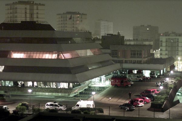 Le 27 mars 2002, à 1h12 du matin. Un homme tire sur des élus au sein de l'hôtel de ville de Nanterre. Huit décèdent. Une vingtaine d'autres sont blessés.